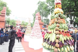 Tradisi dan Budaya : Gunungan Sedekah Bumi Warnai Harjasda Sidoarjo ke-166
