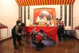 Polres Mojokerto Kota Sterilisasi Klenteng Hok Sian Kiong Songsong Imlek