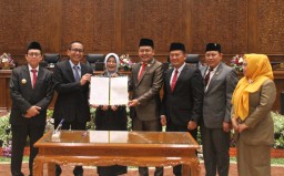 Rapat Paripurna DPRD Penetapan Bupati dan Wakil Bupati Bojonegoro Terpilih Periode 2025-2030