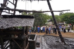 Pj. Bupati Bojonegoro Dampingi Menteri Lingkungan Hidup RI di Sumur Minyak Tradisional Desa Wonocolo