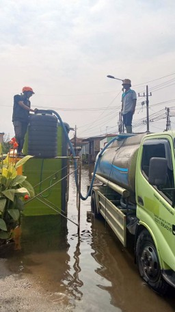Perumda Delta Tirta Sidoarjo Bantu Air Bersih Warga Terdampak Banjir di Kecamatan Candi