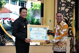 Plt. Bupati Subandi Serahkan Penghargaan SAKIP dan IPP kepada Perangkat Daerah Terbaik