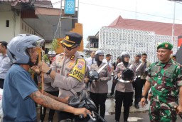 Polres Trenggalek Tuai Simpati, Gelar Operasi dengan Bagikan Helm