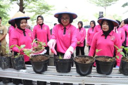 Bhayangkari Cabang Mojokerto Kota Jadikan Area Satpas Jadi Pekarangan Pangan