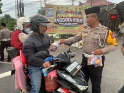 Berbagi Berkah Ramadhan, Satlantas Polres Blitar Bagikan Takjil kepada Pengguna Jalan