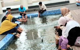 Ngabuburit di Masjid KH Ahmad Dahlan Gresik dengan Terapi Ikan