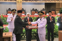 Serah Terima Jabatan Bupati Mojokerto, Muhammad Al Barra dan Rizal Octavian Resmi Menjabat