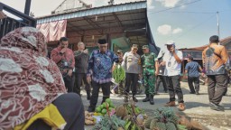 Kapolres Blitar Bersama Bupati dan Forkopimda Sidak Bahan Pokok di Pasar Wlingi