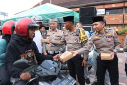 Satlantas Polres Mojokerto Kota Bagikan Takjil Gratis Kepada Masyarakat