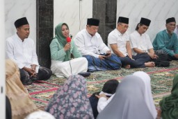 Safari Ramadhan Ning Ita di Musholla Miftahul Jannah, Sampaikan MBG Siapkan Generasi Unggul