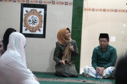 Safari Ramadan Hari Ke-12, Ning Ita Sholat Subuh Berjamaah di Musholla Al Falah
