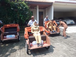 Ning Ita Salurkan 20 Becak Listrik di Kota Mojokerto, Solusi Kongkret Ekonomi Hijau