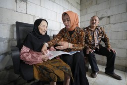 Wali Kota Mojokerto Serahkan Bansos Anak Yatim Non Panti, Ning Ita: Anak-anak Harus Bahagia