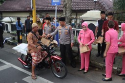 Ramadhan Berkah, Polres Malang dan Jurnalis Bagikan Ratusan Paket Takjil untuk Pengguna Jalan