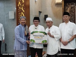 Safari Ramadhan Dirut PT Petrokimia Gresik Serahkan Bantuan Masjid
