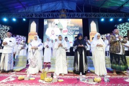 Peringatan Nuzulul Quran Pemkot Mojokerto, Meski Hujan Jamaah Khidmat Dengarkan Tausiah Ustadzah Mumpuni