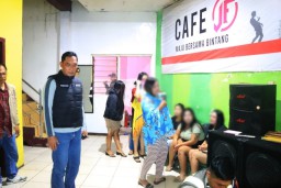 Polres Malang Razia Kafe Saat Ramadan, 213 Botol Miras dan Pemandu Lagu Diamankan 