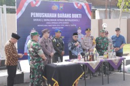 Polres Blitar Musnahkan Ribuan Botol Miras Hasil Operasi Pekat Semeru 2025