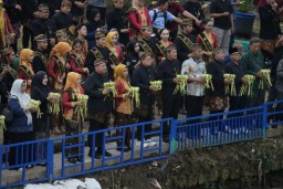 Larung Tirta Amerta Umbul Dungo Mojotirto Festival, Ning Ita: Cermin Kekuatan Budaya dan Spiritual