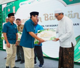 Dirut Petrokimia Gresik Silaturahim ke Berbagai Masjid Sekitar Perusahaan Salurkan Bantuan Rp 2 Miliar