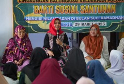 Ning Ita Bersama Muslimat Anak Ranting Balongkrai Berikan Santunan Anak Yatim dan Dhuafa