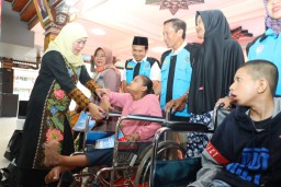 Serahkan Santunan 200 Anak Yatim, dan Bansos, Gubernur Khofifah Ajak Masyarakat Perbanyak Berbagi di Bulan Ramadan