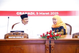 Rakor Penguatan Ekonomi Desa Bersama Mensos RI, Gubernur Khofifah : Jatim Siap Jalankan Program Sekolah Rakyat dan DTSEN