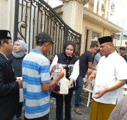 Ramadhan Berkah, Rahmat Muhajirin dan Mimik Idayana Bagikan 1.500 Paket Sembako Kepada Warga Sekitar