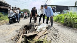 Bupati Subandi Sidak Jembatan Ambles di Desa Banjarsari Buduran 