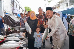 Kunjungi Pasar Bandeng Gresik Bersama Cucu, Gubernur Khofifah Kenalkan Tradisi Sejak Dini