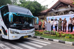 Wabup Mimik Idayana Berangkatkan 28 Bus Mudik Gratis ke Lima Tujuan 