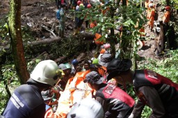 Longsor Cangar Pacet Sisakan Duka Mendalam, 10 Orang Korban Meninggal Berhasil Dievakuasi