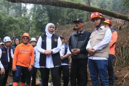 Tinjau Longsor di Jalur Cangar-Pacet, Gubernur Khofifah Siapkan Penanganan Terpadu