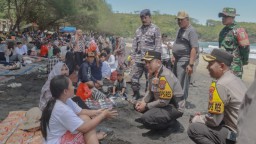 Berikan Rasa Nyaman Saat Puncak Arus Balik, Kapolres Blitar Masifkan Patroli di Tempat Wisata dan Sapa Masyarakat