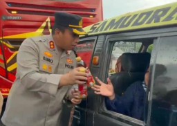 Pantau Arus Balik Lebaran di Mengkreng, Kapolres Kediri Berbagi Minuman Pengguna Jalan