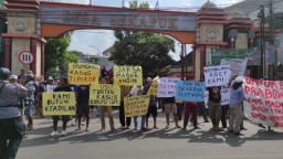 Mantan Kades Dituntut Ringan, Warga Sekapuk Gresik Unjukrasa di Kantor Desa