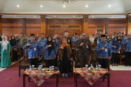 Serahkan Dana Hibah, Wali Kota Ning Ita : Tolong Manfaatkan Agar Membawa Dampak Bagi Masyarakat