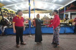 Hadiri Pagelaran Wayang Kulit di Klenteng Hok Sian Kiong, Ning Ita : Ini Adalah Harmoni yang Sangat Indah