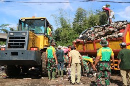 Peduli Lingkungan, Prajurit Yonarmed 1 Kostrad Bersihkan TPS Candirenggo