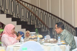 Gubernur Khofifah Pesan Kepada Bos Maspion Group Alim Markus :  Jangan Ada PHK di Jawa Timur