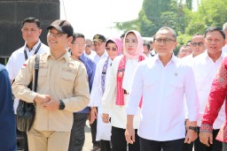 Wabup Mimik Dampingi Menko Pangan Zulhas Tinjau Koperasi Merah Putih Tambak Rumput Laut di Desa Kupang