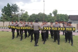 Sambut Hari Buruh, Polres Blitar Gelar Simulasi Pengamanan Unjuk Rasa
