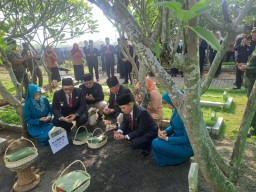 Bupati Gus Barra Ziarah ke Makam Mendiang Bupati Mojokerto, Wujud Hormati Jasa Bupati Pendahulunya
