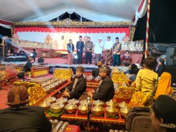 Pentas Wayang Kulit Warnai Tradisi Bersih Desa Plumpungrejo