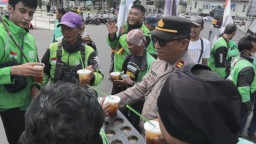 Humanis, Polisi Kawal Aksi Damai Driver Ojol di Jember Sambil Berbagi Minuman Dingin