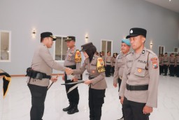 Kapolres Blitar Beri Penghargaan kepada Personel Berprestasi