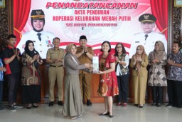 19 Koperasi Merah Putih Tandatangani Akta Notaris Serentak, Ning Ita Berharap Jadi Soko Guru Perekonomian Kelurahan