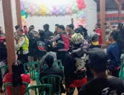 Warga Geruduk Kantor Desa Sanan Kulon Blitar, Protes Perangkat Diduga Nikah Siri