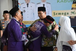 Bupati Subandi Berangkatkan 376 Jamaah Calon Haji Kloter 11 dari Sidoarjo
