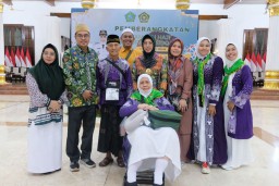 Sekda Sidoarjo Lepas 376 Jamaah Calon Haji Kloter 22 dengan Delapan Unit Bus 